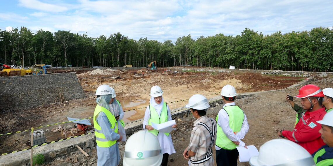 Bupati Banyuwangi Ipuk Fiestiandani saat meninjau progres pembangunan TPS3R Karetan
