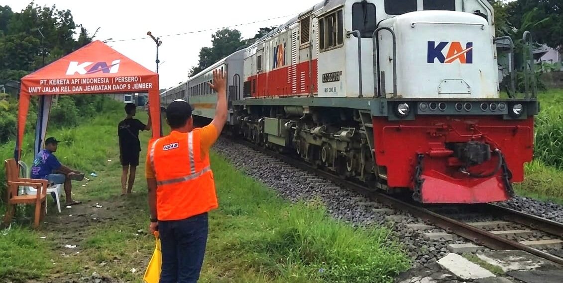 Salah seorang petugas tambahan perlintasan Kereta Api tanpa palang pintu di Banyuwangi
