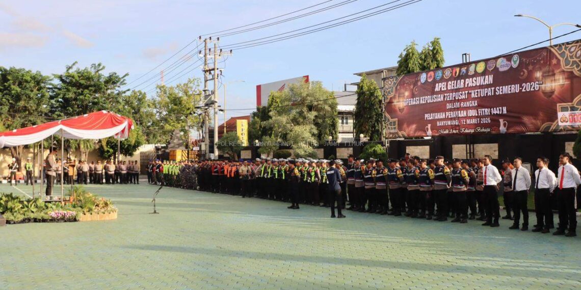 Kapolresta Banyuwangi Kombes Pol Dr Rofiq Ripto Himawan saat memimpin apel gelar pasukan Operasi Ketupat Semeru 2026