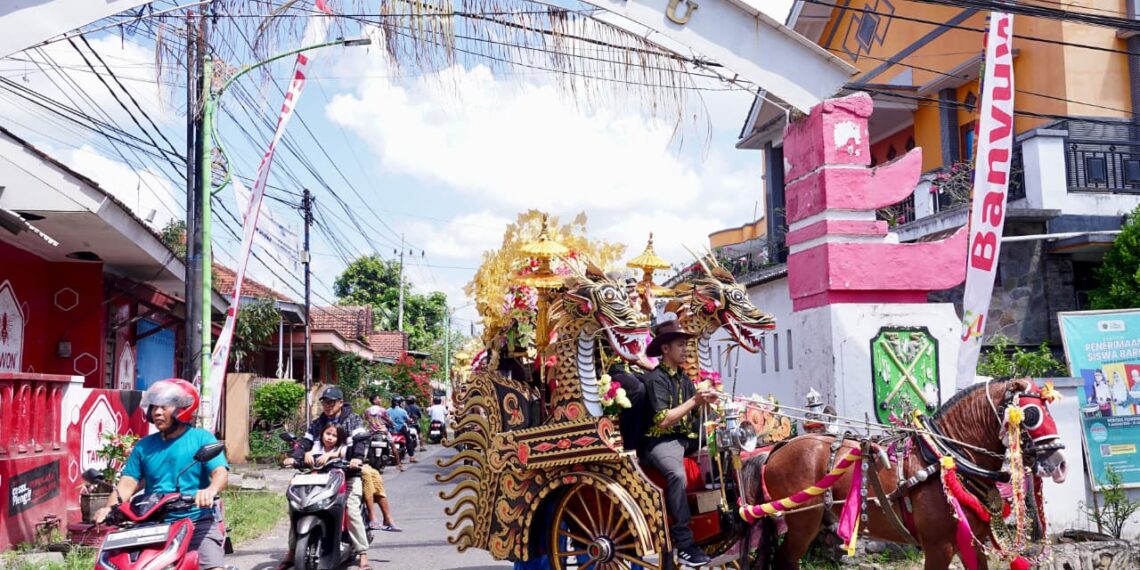 Keberangkatan rombongan dokar hias menuju Pantai Watu Dodol (Ist)