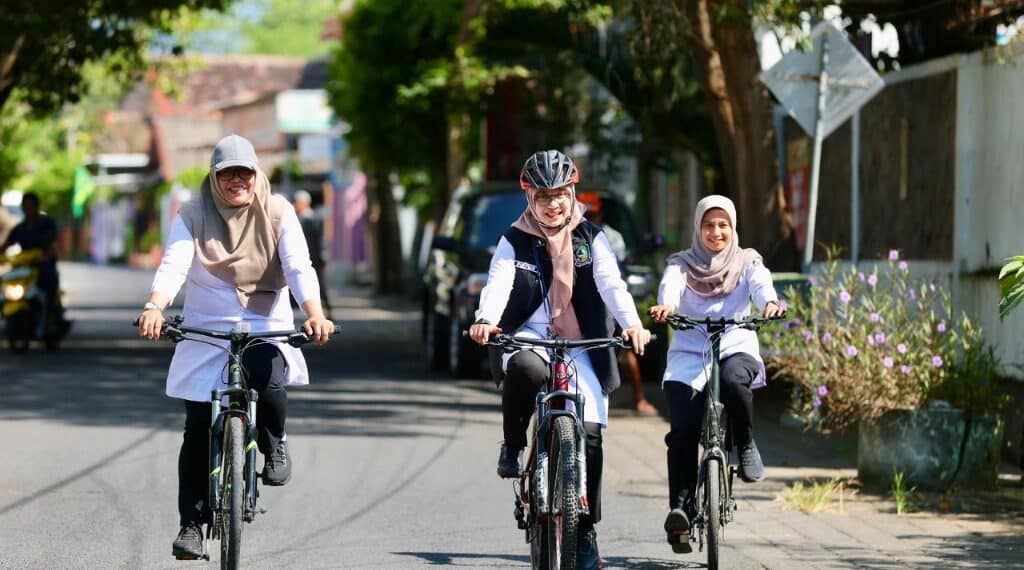 Bupati Ipuk bersepeda menuju kantor(Ist)
