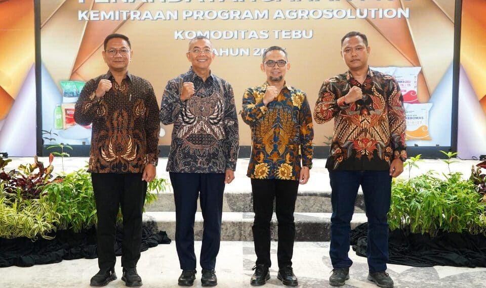 Direktur Manajemen Risiko PG, Johanes Barus (2 dari kiri) bersama perwakilan manajemen PT Sinergi Gula Nusantara, PT Pabrik Gula Rajawali I dan PT PG Candi Baru usai penandatanganan MoU kemitraan Program Agrosolution komoditas tebu di Gresik
