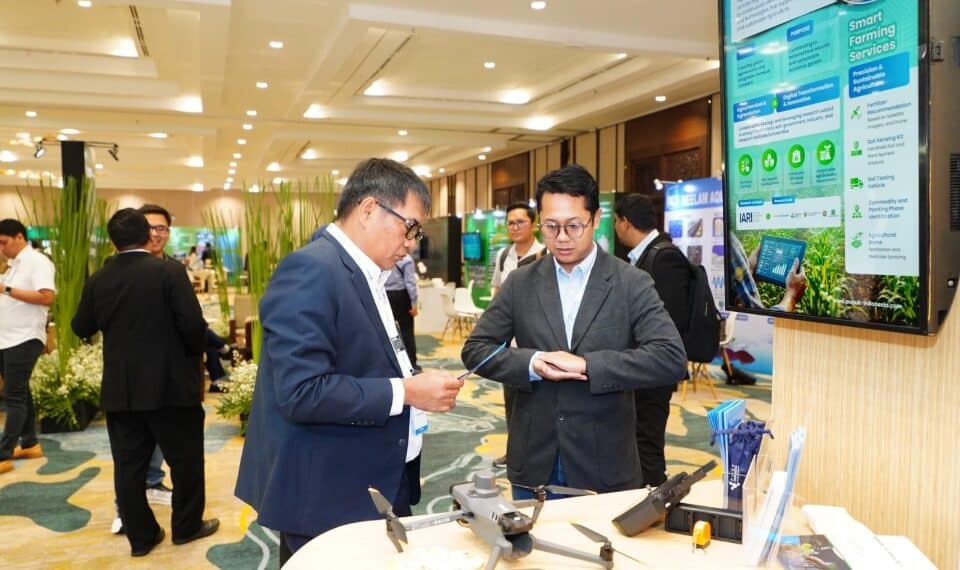 Direktur Utama Petrokimia Gresik, Daconi Khotob, mengunjungi booth Pupuk Indonesia dalam rangkaian Argus Fertilizer Asia Conference 2026 di Bali