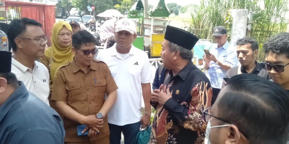 foto : Komisi A DPRD Jatim saat sidak di jalan pandugo