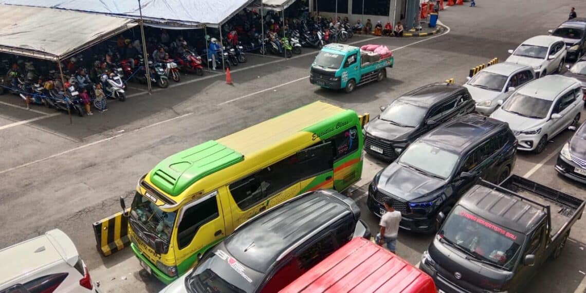 Antrian ribuan pemudik saat akan menyeberang ke Pulau Bali