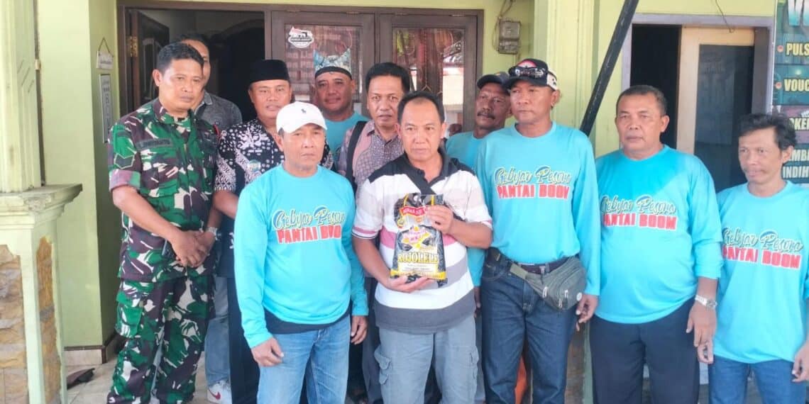 Panitia Gebyar Lebaran Pantai Boom Marina, Camat Banyuwangi Andik Basuki, Lurah Kampung Mandar bersama Moh. Surohadinoto korban dugaan penganiayaan WNA Rusia