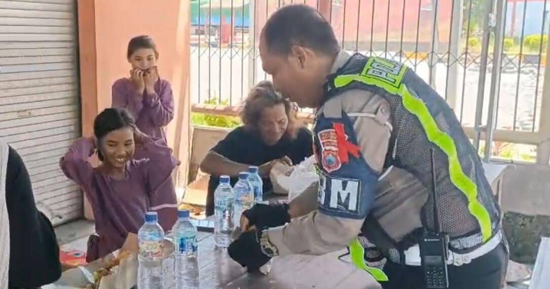 Personel Satlantas Polresta Banyuwangi memberikan makan siang kepada pengendara (Ist)