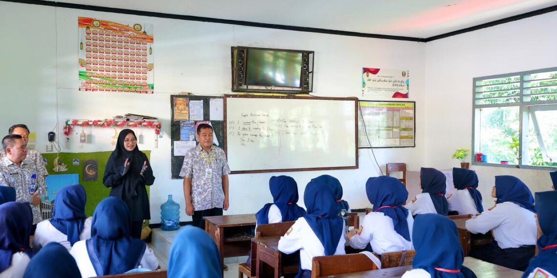 Bupati Banyuwangi Ipuk Fiestiandani saat meninjau pelaksanaan TKA di SMPN 3 Banyuwangi (Ist)