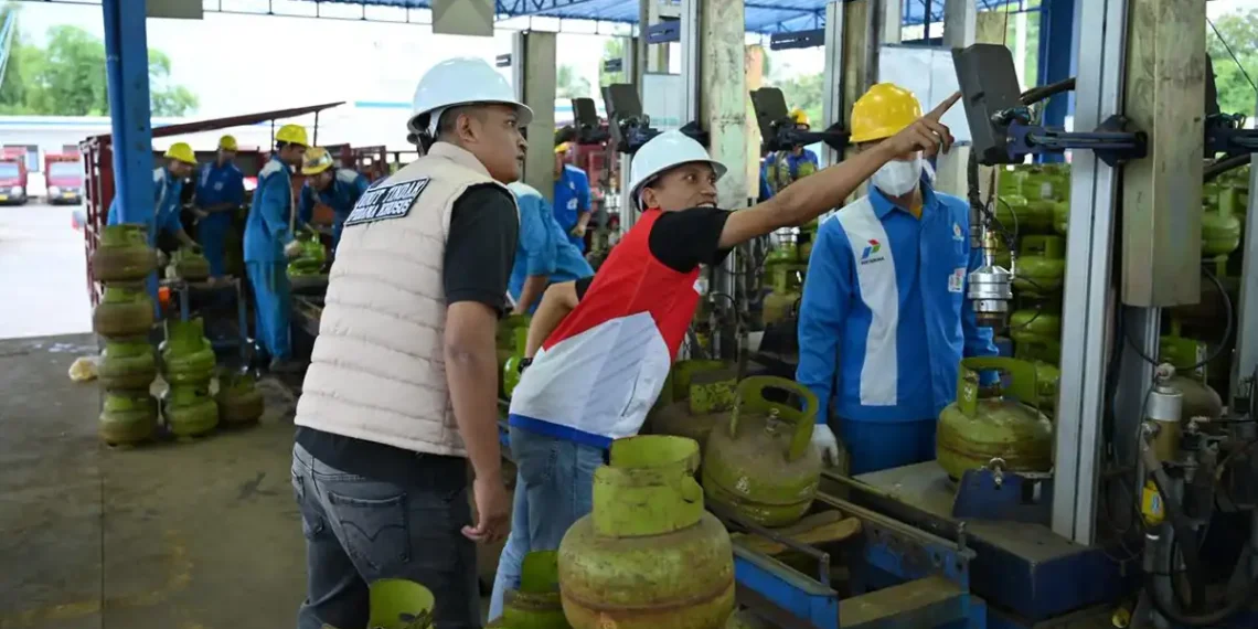 Sidak SPPBE, Satreskrim Polresta Banyuwangi Pastikan Stok Aman dan Sesuai Spesifikasi 1 : Personel Satreskrim Polresta Banyuwangi saat melakukan sidak salah satu SPPBE di Banyuwangi (Ist)
