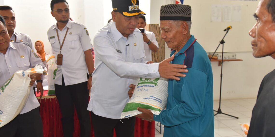 Bupati Tulungagung, H. Gatut Sunu Wibowo saat menyalurkan bantuan pangan CPP kepada warga penerima manfaat di balai desa Keboireng, kecamatan Besuki, pada Kamis (9/4/2026)(foto:ist)