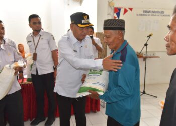 Ringankan Beban Ratusan Warga, Bupati Gatut Sunu Salurkan Bantuan Pangan CPP di Besuki