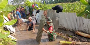 Babinsa Ramil 02/Pesantren Sertu Mulyono Resik-Resik Sungai Pulerejo Bersama Poktan