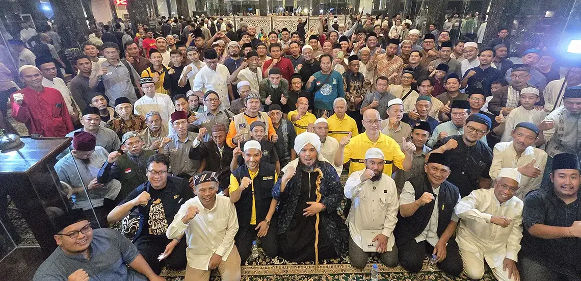 Relawan Jambore Nasional Bersih-Bersih Masjid ke-3 saat foto bersama di Masjid Al Fattah Tulungagung, pada Sabtu (25/4/2026)(foto: eko Purwanto/ Bidik.news)