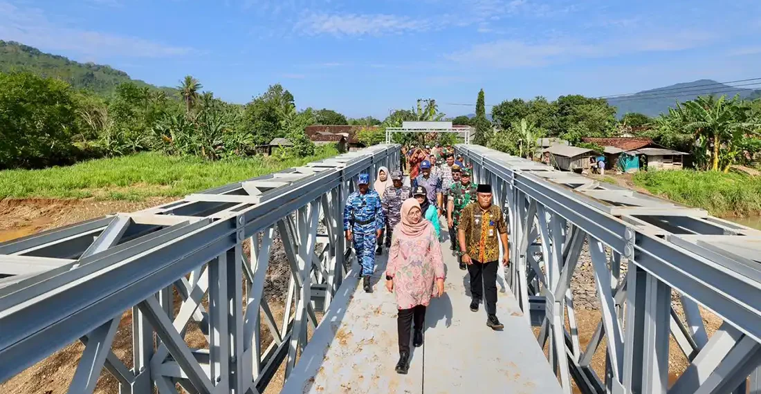 Bupati Ipuk saat meninjau jembatan darurat Sungai Lembu usai diterjang banjir 2025 lalu (Ist)