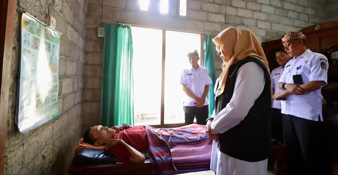 Bupati Ipuk saat menjenguk seorang warga yang sakit lumpuh (Ist)
