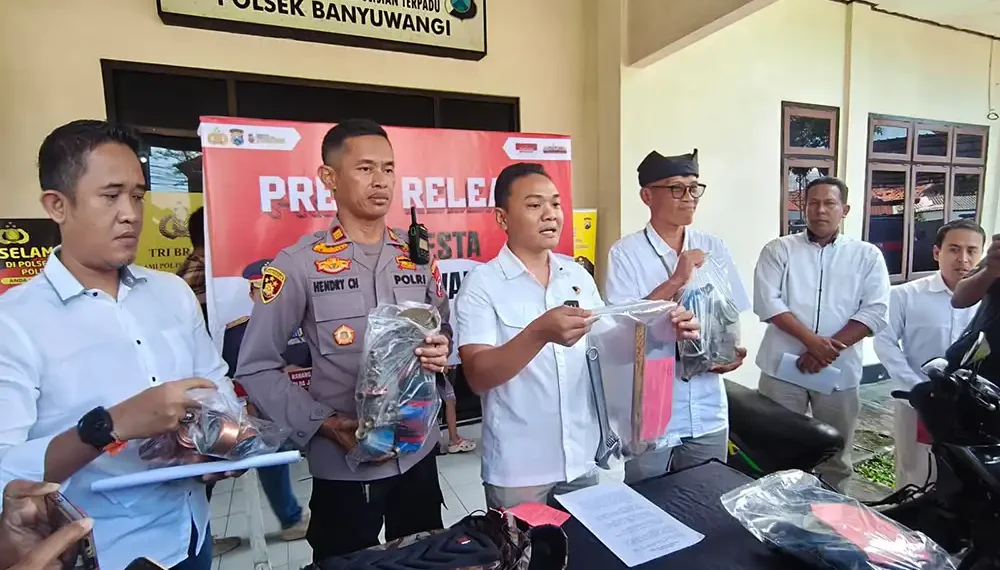 Kasat Reskrim Polresta Banyuwangi, Kompol Lanang Teguh Pambudi menunjukkan barang bukti saat konferensi pers di MApolsekta Banyuwangi