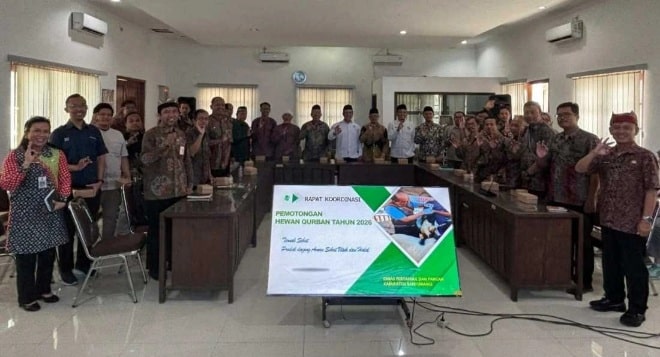 Ciptakan Daging ASUH, Dinas Pertanian dan Pangan Banyuwangi Gelar Rakor Pemotongan Hewan Kurban 1 Sekretaris Dinas Pertanian dan Pangan Banyuwangi Ilham Juanda dan Kepala Bidang Kesehatan Hewan dan Masyarakat Veteriner, drh Nanang Sugianto (kanan) beraama para undangan yang hadir