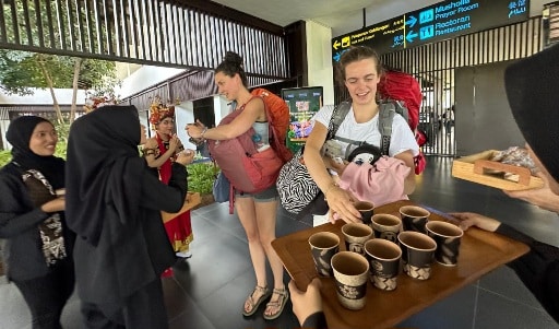 Sambut Kedatangan Wisatawan, Pemkab Banyuwangi Siapkan Minuman dan Kudapan 1 Petugas memberikan minuman dan kudapan kepada wisatawan yang baru datang di Bandara Banyuwangi (Ist)