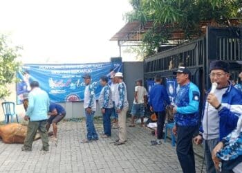 Tebar 700 Paket Daging Kurban, DPD PAN Sidoarjo Sembelih Hewan Kurban di Tengah Lingkungan Warga