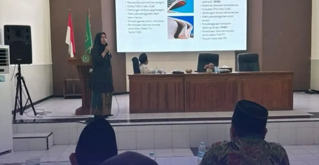 Pelaksana Tugas (Plt) Kepala Bidang Cipta Karya, Meylia Maharani saat memberikan paparan dihadapan para peserta