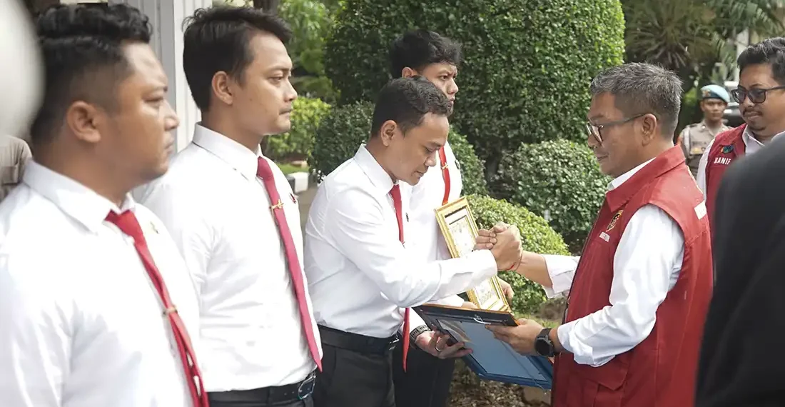 Kasatreskrim Polresta Banyuwangi, Kompol Lanang Teguh Pambudi saat menerima penghargaan