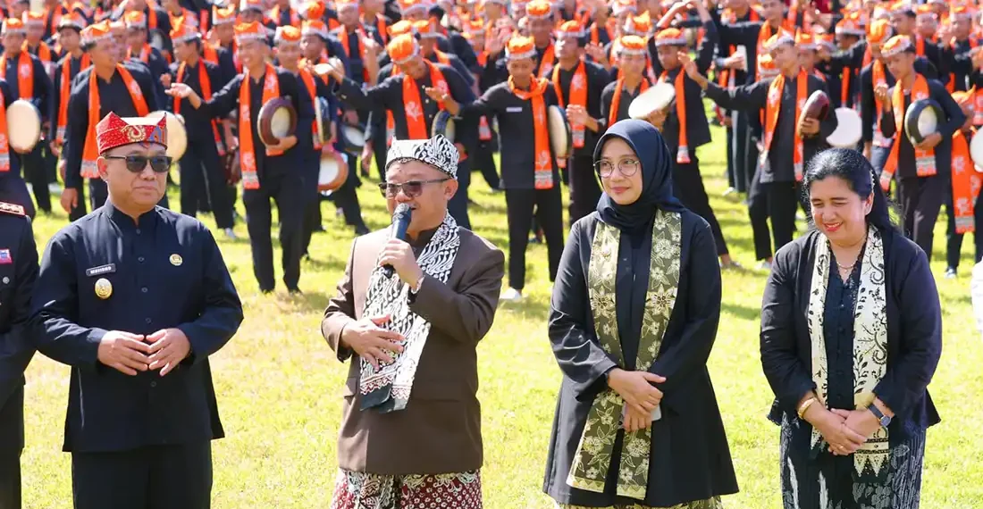 Mendikdasmen Abdul Mu’ti didampingi Bupati Banyuwangi Ipuk Fiestiandani dan Wabup Mujiono saat di Taman Blambangan Banyuwangi