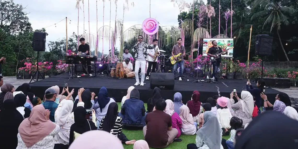 Long Weekend, Senja di Agrowisata Tamansuruh Manjakan Wisatawan Atraksi Seni dan Budaya Lokal 1 Musisi Banyuwangi, Wandra Restusiyan saat menghibur para pengunjung Senja di AWT (Ist)