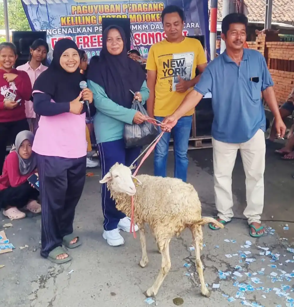 Hadiah 2 Kambing Semarakkan Bazar UMKM Mojokerto Raya di CFD Desa Kertosari 2