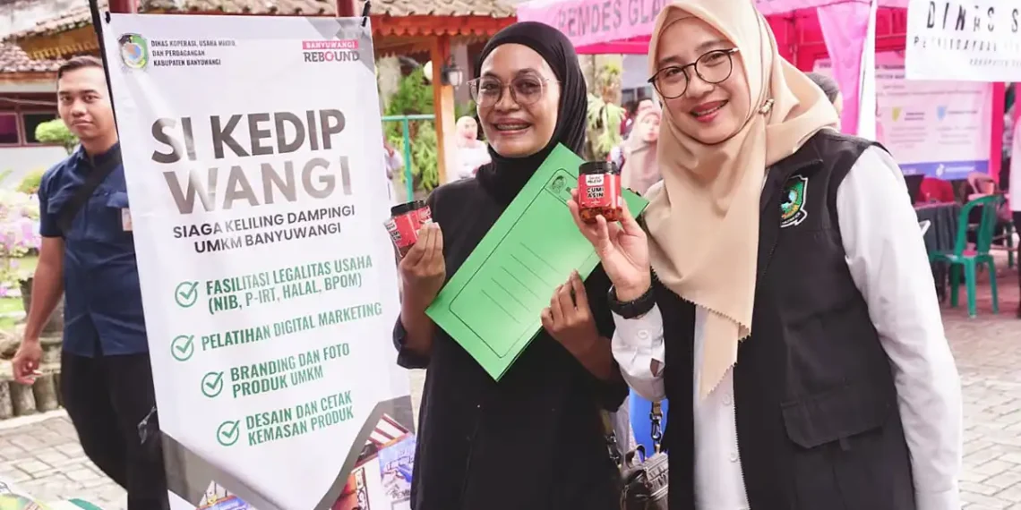 Bupati Banyuwangi Ipuk Fiestiandani meninjau pelayanan Si Kedip Wangi saat kegiatan Bunga Desa di Desa Glagahagung, Kecamatan Purwoharjo (Ist)