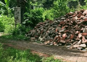 Paving Jalan TPU Diduga Dibongkar untuk Akses Tambang, Kades Alasmalang Bantah Beri Izin