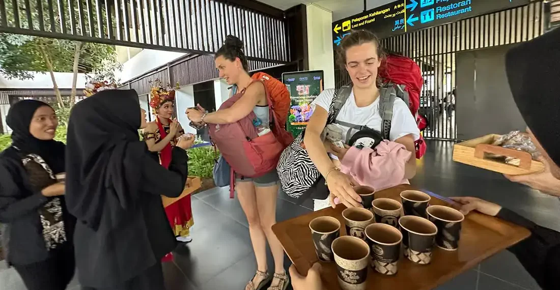 Petugas memberikan minuman dan kudapan kepada wisatawan yang baru datang di Bandara Banyuwangi (Ist)