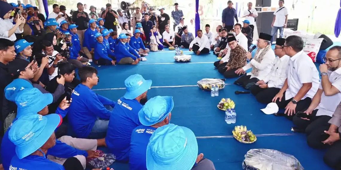 Menko Zulhas saat berdialog dengan ratusan petani di Banyuwangi (Ist)