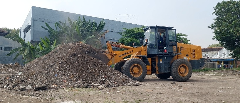 Melaui DBHCHT, Disnaker Gresik Cetak Operator Alat Berat Bersertifikat Melalui Pelatihan Wheel Loader 1 Peserta saat praktik mengoperasikan Wheel.Loader, Kamis (18/06/2026)