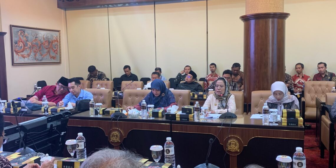 Komisi E DPRD Jatim saat Audensi dengan guru2