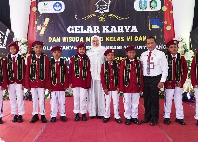 Sempat Putus Sekolah, Tiga Anak Sekolah Rakyat Banyuwangi Lulus dan Tatap Masa Depan 1 Bupati Ipuk Fiestiandani bersama para siswa Sekolah Rakyat yang lulus (Ist)