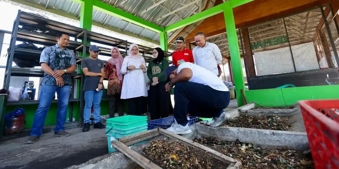 Bupati Banyuwangi Ipuk Fiestiandani aaat meninjau tempat pengelolaan sampah di Kelurahan Bakungan, Kecamatan Glagah (Ist)
