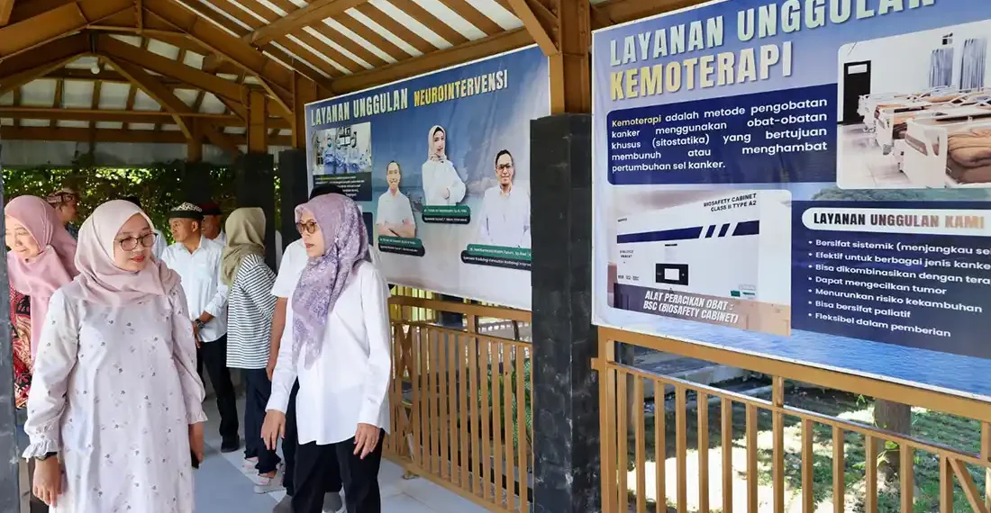 Bupati Ipuk Fiestiandani saat meninjau layanan kemoterapi di RSUD Blambangan (Ist)