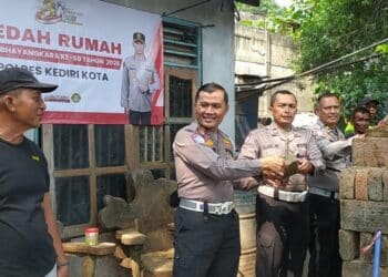 Wujud Nyata Hadir di Tengah Masyarakat, Polres Kediri Kota Bedah Rumah Warga Tosaren