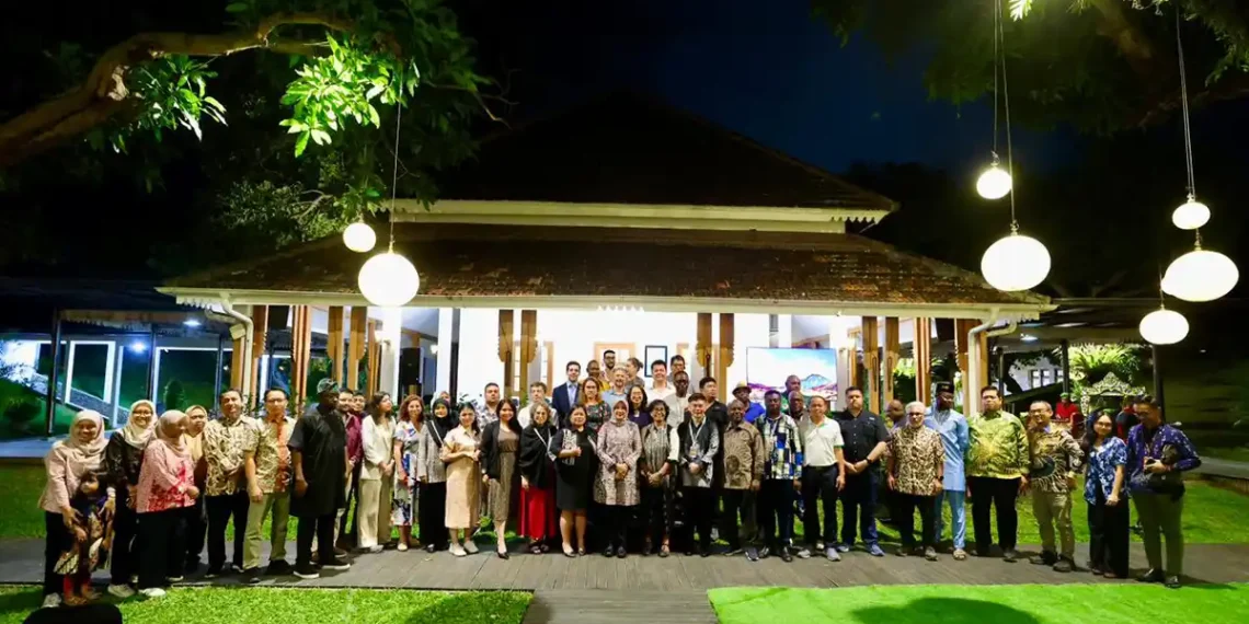 Bupati Ipuk Fiestiandani bersama 32 delegasi dari 16 negara di Pendopo Shaba Swagata Blambangan (Ist)
