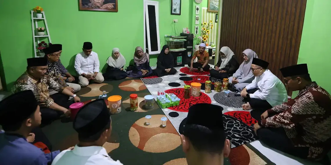 Takziah ke Mendiang Khusnan Abadi, Bupati Ipuk: Figur Politisi Pejuang 8 Takziah ke Mendiang Khusnan Abadi, Bupati Ipuk: Figur Politisi Pejuang