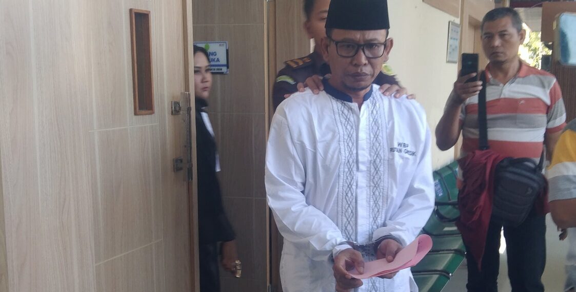 Terdakwa Antoni usai menjalani sidang dakwaan di PN Gresik