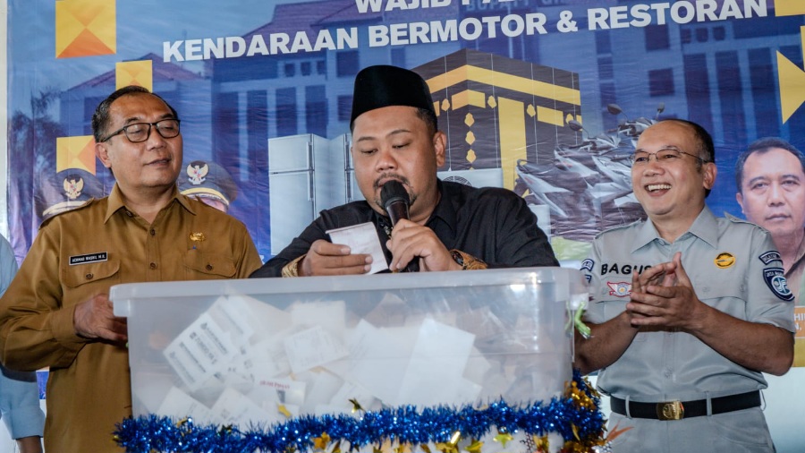 Pendapatan Pajak Gresik Capai 52,91 Persen, Bupati Yani: Semua Kembali untuk Masyarakat 1 Bupati Gresik saat melakukan undian berhadiah untuk wajib pajak