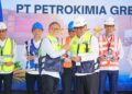 Menko Zulhas Serahkan Penghargaan Pelabuhan Terbaik Nasional kepada TUKS Petrokimia Gresik