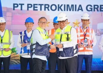 Menko Zulhas Serahkan Penghargaan Pelabuhan Terbaik Nasional kepada TUKS Petrokimia Gresik