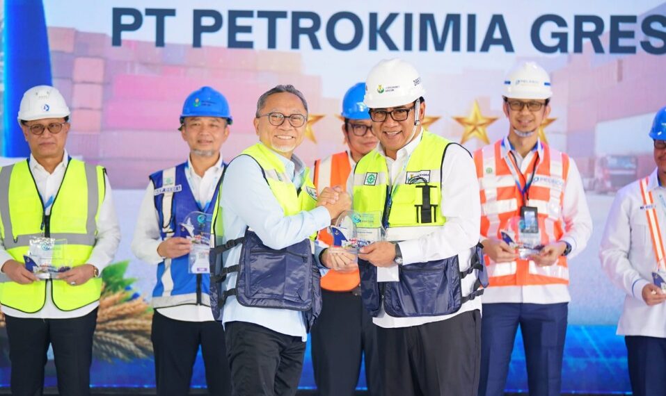 Menko Zulhas Serahkan Penghargaan Pelabuhan Terbaik Nasional kepada TUKS Petrokimia Gresik 1 Menteri Koordinator Bidang Pangan Zulkifli Hasan menyerahkan penghargaan pelabuhan terbaik nasional kepada Direktur Utama Petrokimia Gresik, Daconi Khotob, dalam ajang Green and Smart Port Initiatives (GSPI) ASRI 2026