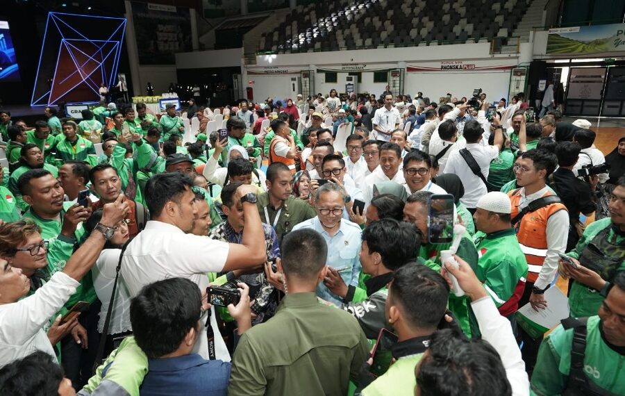 Menteri Koordinator Bidang Pangan Zulkifli Hasan berdialog dengan para pengemudi ojek online untuk mendengarkan langsung aspirasi sekaligus memastikan bantuan diterima oleh masyarakat yang membutuhkan