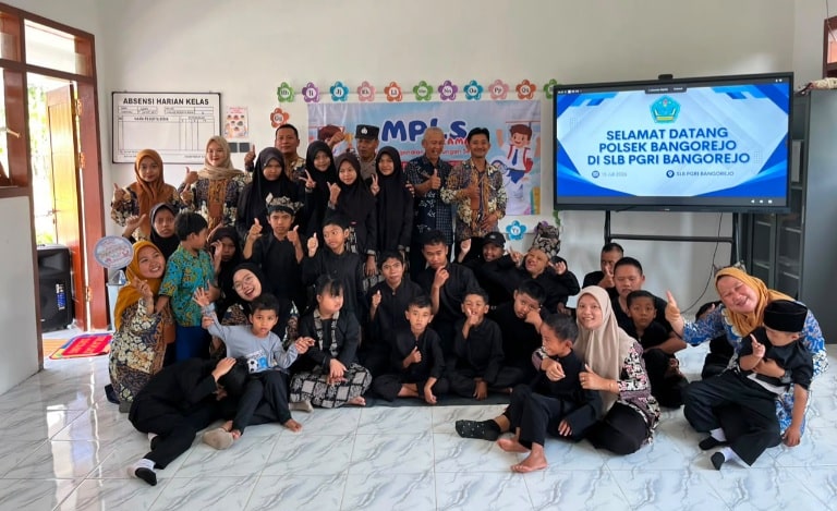 Kehangatan Polisi di Banyuwangi Jadi Sahabat Anak, Tanamkan Percaya Diri dan Hilangkan Dogma Negatif 1 Kepala SPK 3 Polsek Bangorejo, Aiptu IGB. Wempi Aryana, saat pembinaan dan penyuluhan (binluh) di SLB PGRI Bangorejo (Ist)