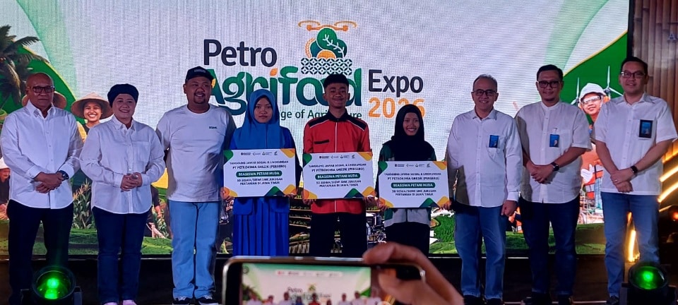 Usung Tema “Heritage of Agriculture”, Petrokimia Gresik Perkuat Ketahanan Pangan Lewat PAE 2026 1 Petrokimia Gresik secara simbolis memberikan beasiswa pada petani muda saat peresmian PAE 2026