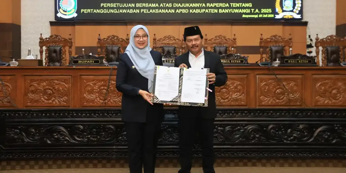 Bupati Ipuk Fiestiandani bersama Wakil Ketua DPRD Ruliyono usai penandatanganan persetujuan Raperda Pertanggungjawaban APBD 2026 (Ist)