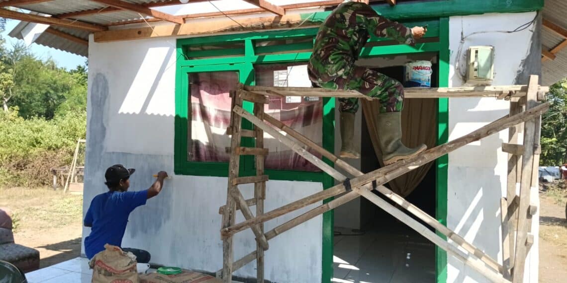 Serka Mila Bagus, saat melakukan pengecatan Kusen Pintu rumah penerima Bantuan Rutilahu Gubernur jatim, Senin (06/07/2026)(foto:ist)